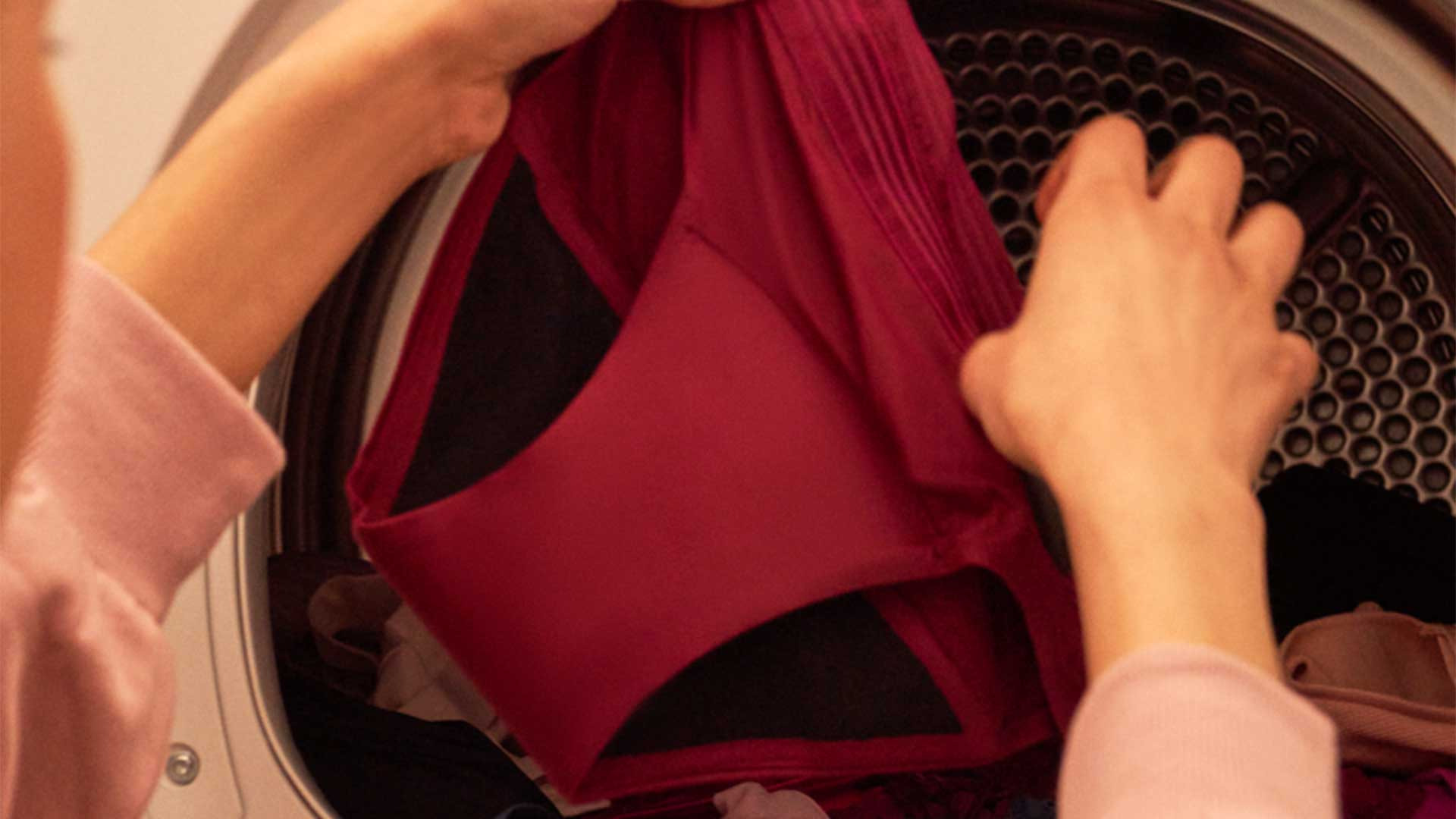 Mujer lavando los calzones menstruales